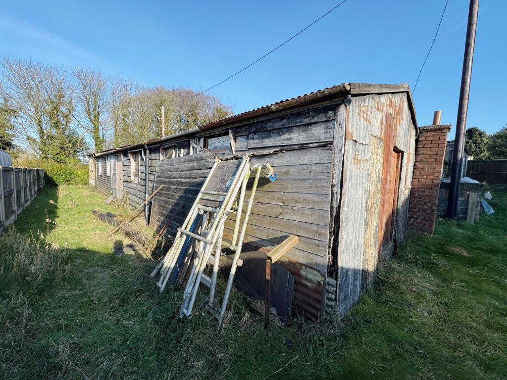 Lot: 3 - BUILDINGS AND LAND - Range of buildings 3